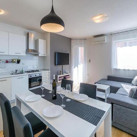 Two-Bedroom Apartment In Pula Bagian luar foto